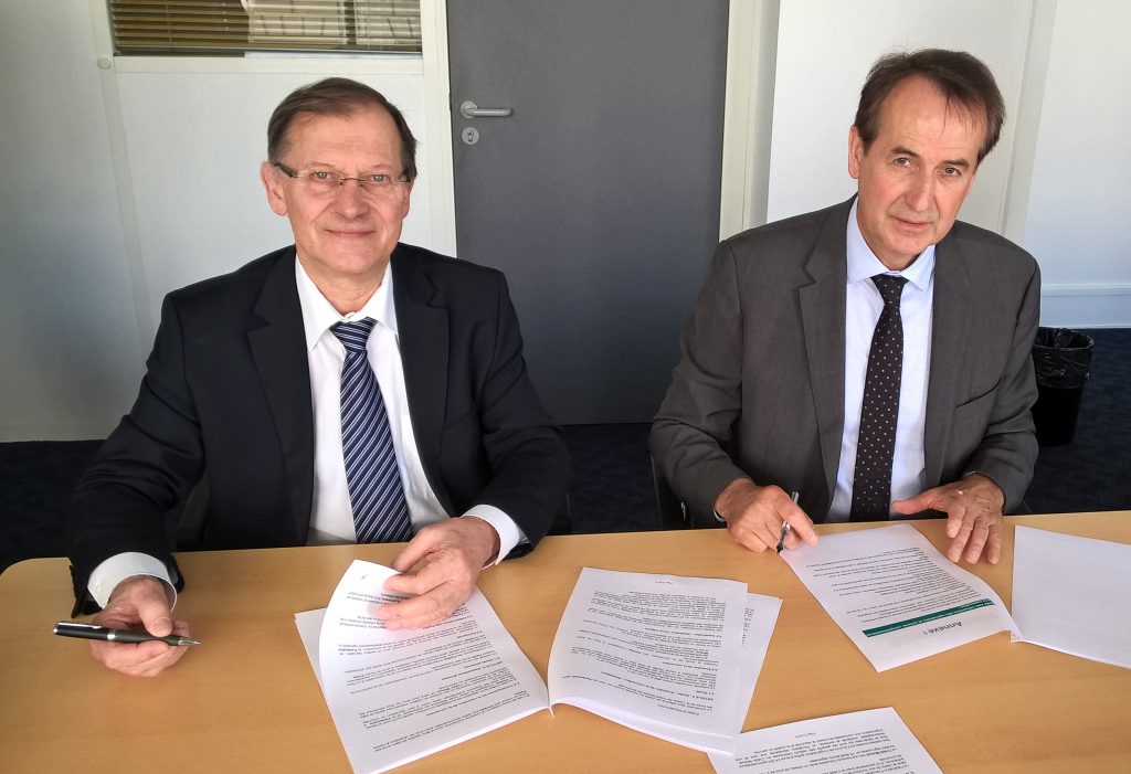 Didier (gauche) avec J-L Schenckbecher (droite) lors de la signature du 23 mai 2017 • © DR