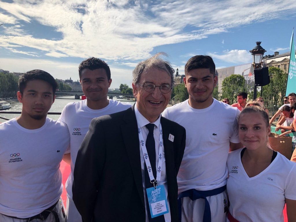 Denis Masseglia, Président du CNOSF, entouré par les athlètes de l'équipe de France de Karaté / Crédit : CNOSF